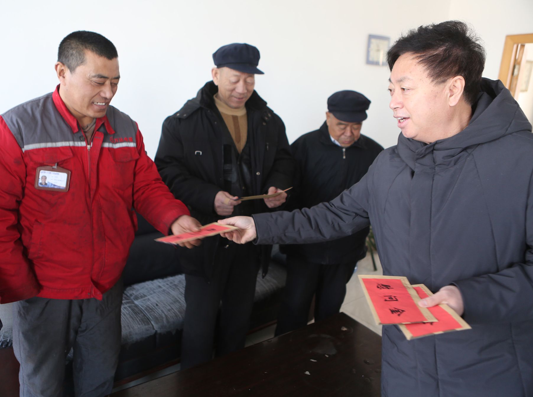 Z6尊龙集团官方网站集团春节前走访慰问困难职工